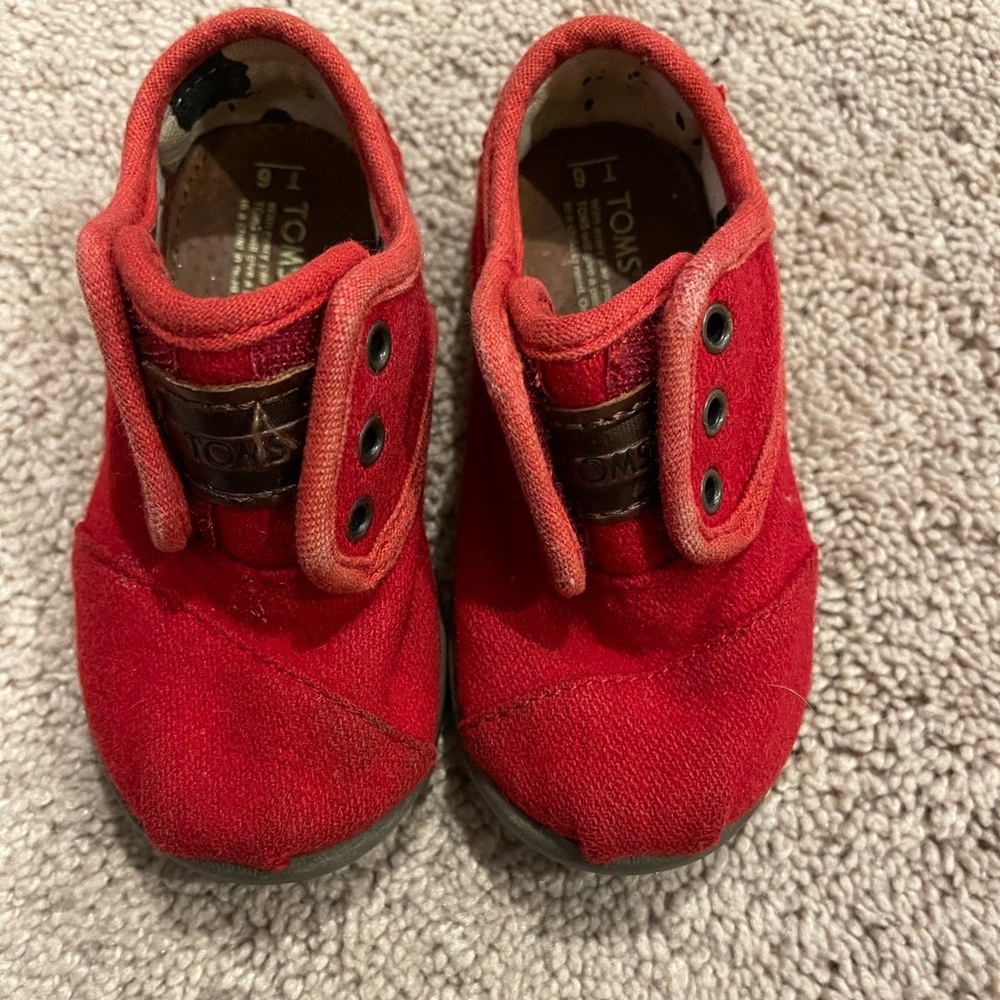 Red Kid TOM’s